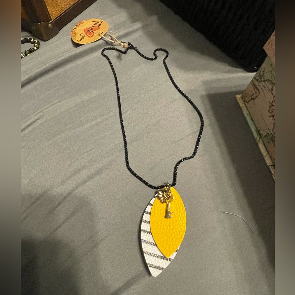 Black & Gold, black chain